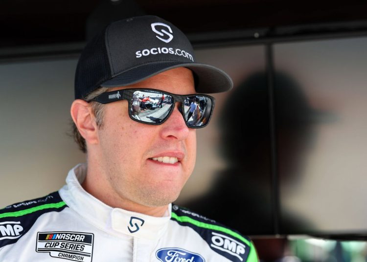 Brad Keselowski okuplja RFK Racing tim nakon izazovnog početka do 2025. Cup Series Brad Keselowski okuplja RFK Racing tim nakon izazovnog početka do 2025. Cup Series