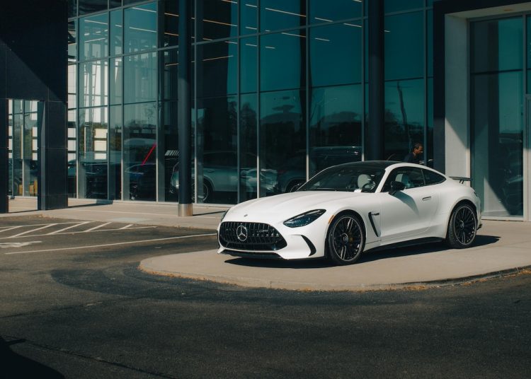 Cijene Maybacha počinju od 3 crore Rs u Indiji. Indijski milenijalci kupuju 10 automobila tjedno u 2024. godini.