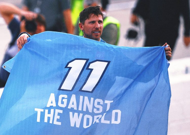 Denny Hamlin slavi prvu pobjedu u Martinsvilleu nakon deset godina, 400 istaknutih filmova.