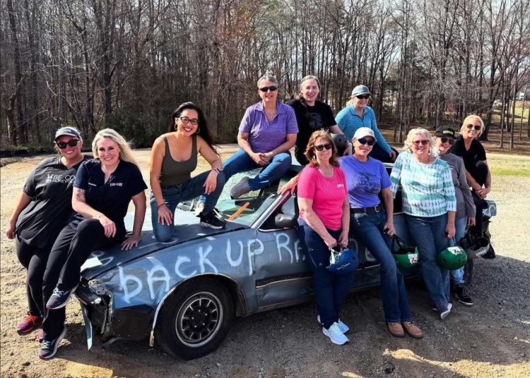 Djevojka i članovi pištolja usavršavaju manevre vozila na Drift Academy