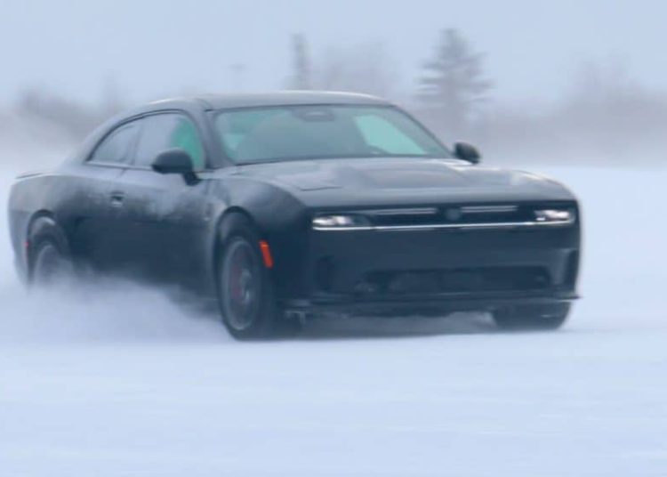 Dok gasite kotače, električna zvijer: Dodge Charger Daytona susreće kopnene plugove u snijegu