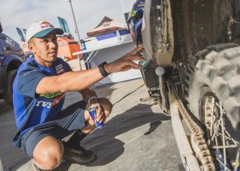 Drama na skupu Dakar: Motociklista pod nožem