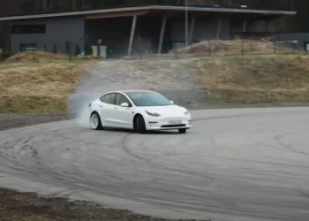 Estonski tim želi stvoriti Teslu za natjecateljski drifting