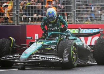 Fernando Alonso ostavio je zbunjene “nesretne” navijače nakon “niotkuda” doživljenog pada tijekom Australian Grand Prixa