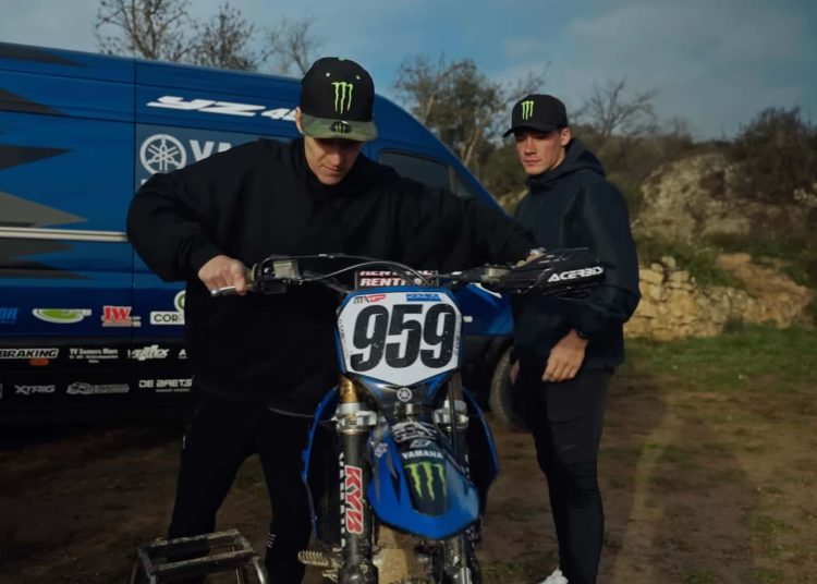 Gledajte MotoGP prvaka kako vozi utrku svjetskog prvaka u motokrosu na prljavštini Gledajte MotoGP prvaka kako vozi utrku svjetskog prvaka u motokrosu na prljavštini