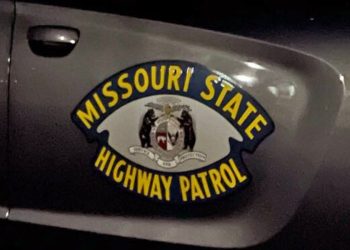 KC vozač hospitaliziran nakon što je automobil udario u meksički polu-kamion na cesti