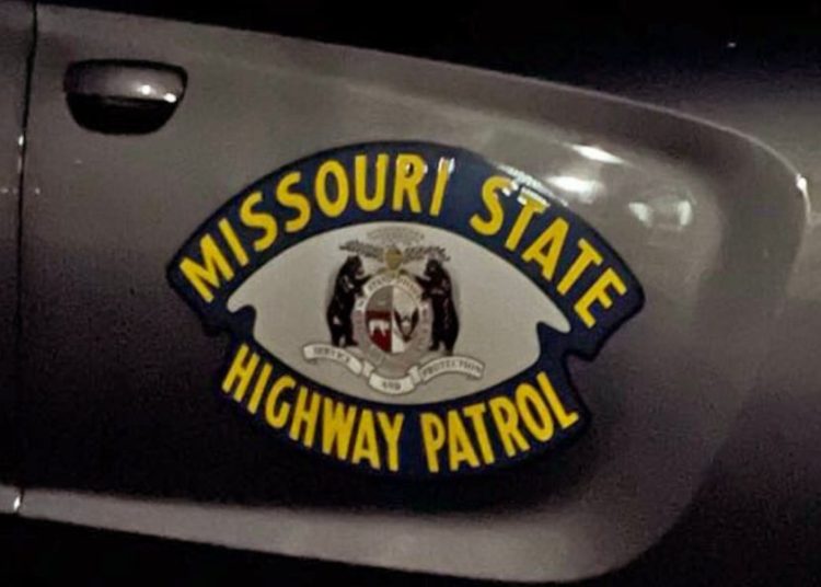 KC vozač hospitaliziran nakon što je automobil udario u meksički polu-kamion na cesti