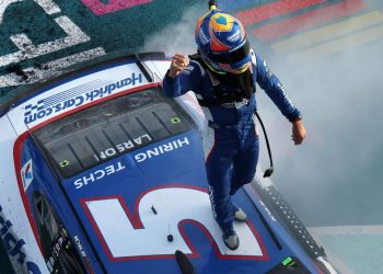 Kyle Larson osvaja Kup u Homesteadu, ostvarivši 30. pobjedu u karijeri