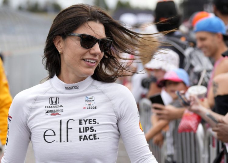 Legge postaje prva žena od Danice Patrick koja će se natjecati u utrci serije kupa. Utrčit će se u Phoenixu. Legge postaje prva žena od Danice Patrick koja će se natjecati u utrci serije kupa. Utrčit će se u Phoenixu.