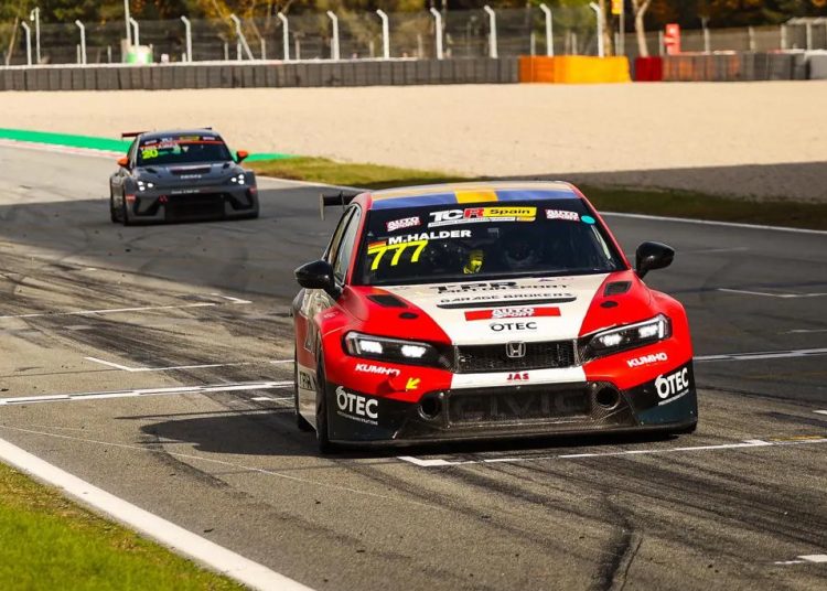 Mike Halder osvaja TCR otvarač u Barceloni Mike Halder osvaja TCR otvarač u Barceloni