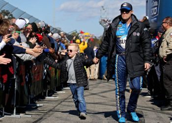 Obožavatelji se okupljaju nakon uspješnog nastupa Kevina Harvicka dok još jedan korak vodi prema njegovoj neizbježnoj NASCAR karijeri