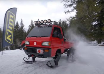 Ovaj kei kamion ima turbopunjeno srce superbike motora i staze za snježne skutere.