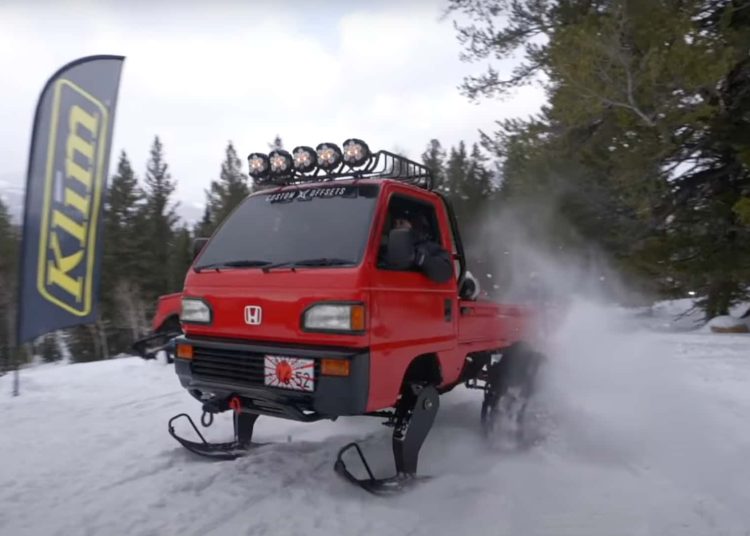 Ovaj kei kamion ima turbopunjeno srce superbike motora i staze za snježne skutere.