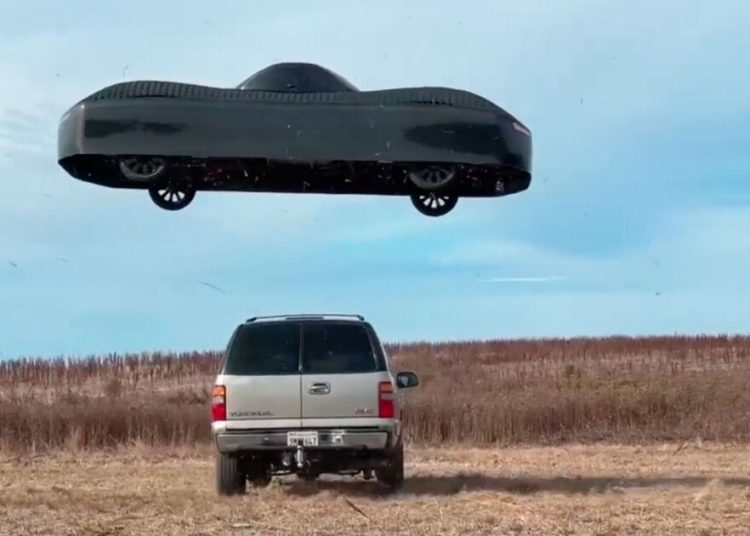 Prvi svjetski leteći automobil s dometom od 99 milja nadmašuje drugo vozilo