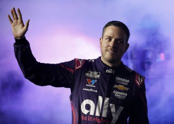 U automobilu s vizualima HMS-a: zvijezda Alex Bowman i NASCAR legenda Kevin Harvick