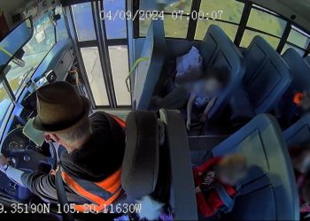 Vozač autobusa javnih škola Jeffco skreće s ceste dok čita