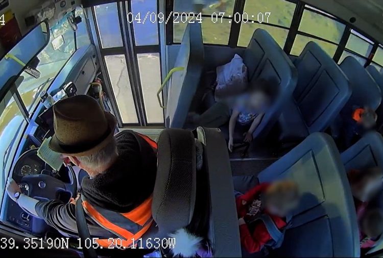 Vozač autobusa javnih škola Jeffco skreće s ceste dok čita Vozač autobusa javnih škola Jeffco skreće s ceste dok čita