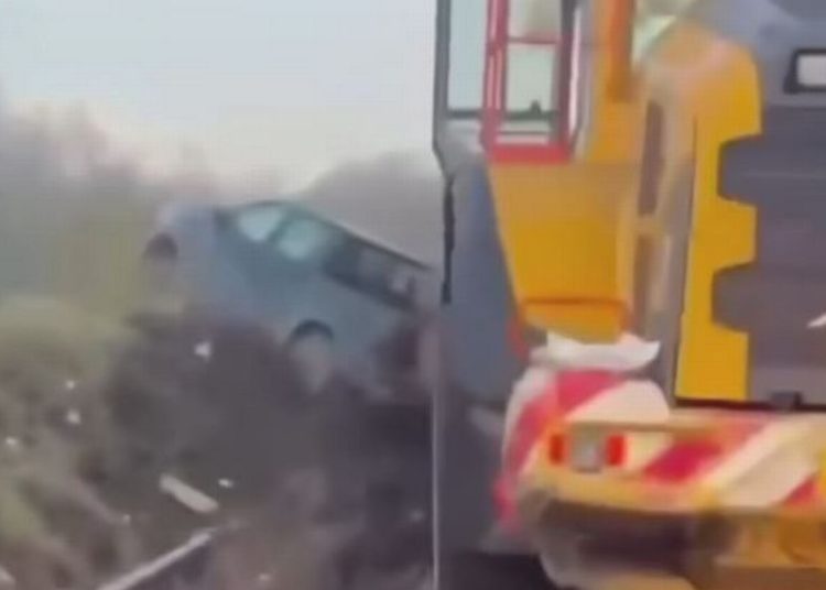 Vozač bagerom skreće s ceste i prisiljava automobil da se makne prije nego što uđe u poštu Vozač bagerom skreće s ceste i prisiljava automobil da se makne prije nego što uđe u poštu