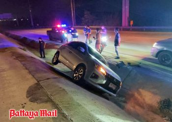 Vozač i putnici uspješno izbjegli ozljede nakon što se automobil skida s slabo osvijetljene ceste u Pattaji