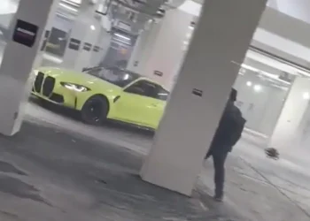 Vozač izveo poznati trik ‘Tokio Drift’ na parkiralištu
