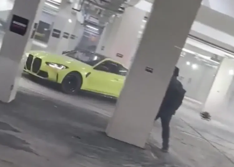 Vozač izveo poznati trik ‘Tokio Drift’ na parkiralištu