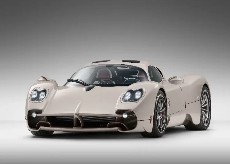 Vozač spušta 3,4 milijuna dolara vrijedan Pagani Utopia Roadster na led Vozač spušta 3,4 milijuna dolara vrijedan Pagani Utopia Roadster na led