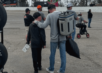 12-godišnji Keelan Harvick osigurava povijesni trenutak unatoč mučno kratkoj turneji s ocem Kevinom Harvickom