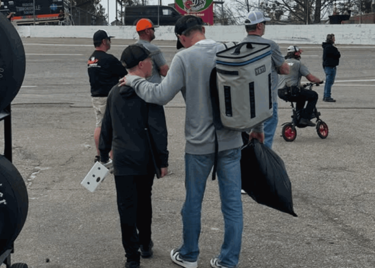 12-godišnji Keelan Harvick osigurava povijesni trenutak unatoč mučno kratkoj turneji s ocem Kevinom Harvickom 12-godišnji Keelan Harvick osigurava povijesni trenutak unatoč mučno kratkoj turneji s ocem Kevinom Harvickom