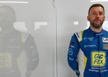 Alex Jones na TCR UK debiju na Silverstoneu