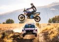 BMW F900GS i Rally Car Ekstremni Sukob u Tamnom Kanjonu – Adv Pulse BMW F900GS i Rally Car Ekstremni Sukob u Tamnom Kanjonu – Adv Pulse