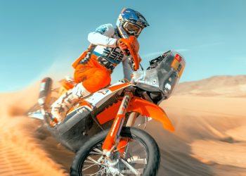 Dakar: Utrka protiv pustinje – Prikolica dokumentarnog filma s napornom off-road akcijom i M83 Soundtrackom
