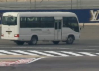 Gledajte: Slučajni autobus ulazi u F1 stazu i uzrokuje prekid testiranja