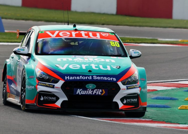 Ingram vodi Sutton u praksi na početku sezone 2025. Ingram vodi Sutton u praksi na početku sezone 2025.