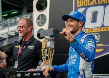 Jon Edwards iz Hendrick Motorsportsa odaje počast NASCAR-u i trkačkoj zajednici