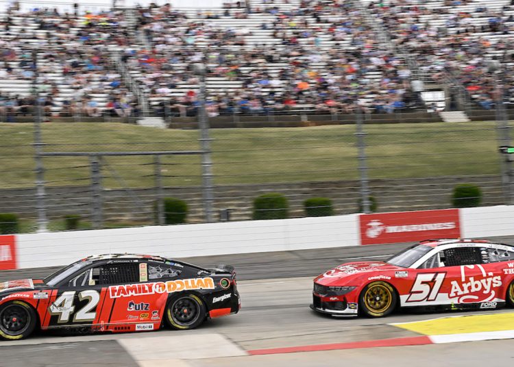 Legacy Motor Club tuži Rick Ware Racing zbog raskida Charter Deala Legacy Motor Club tuži Rick Ware Racing zbog raskida Charter Deala