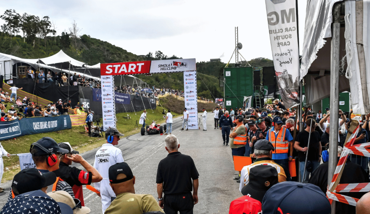 Moćni jednosjed King of the Hill Battle na karticama za 15 Simola Hillclimb