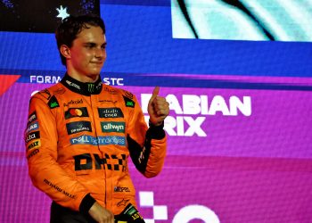 Piastri osvojio F1 GP u Jeddahu ispred Verstappena, Leclerc briljirao, treće mjesto.