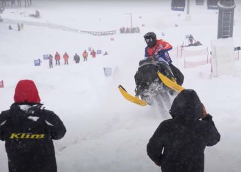 Pogledajte kako se trkač motornih snježnih skutera sudara u gomilu na Wyoming Hillclimbu