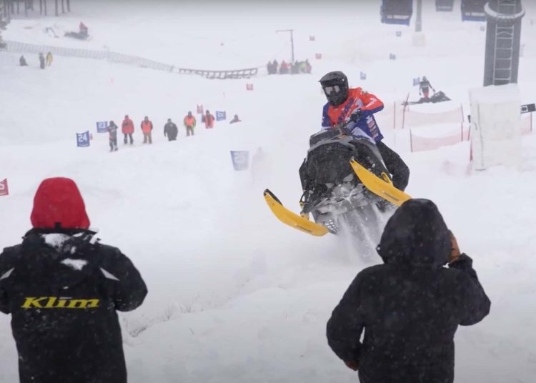Pogledajte kako se trkač motornih snježnih skutera sudara u gomilu na Wyoming Hillclimbu Pogledajte kako se trkač motornih snježnih skutera sudara u gomilu na Wyoming Hillclimbu