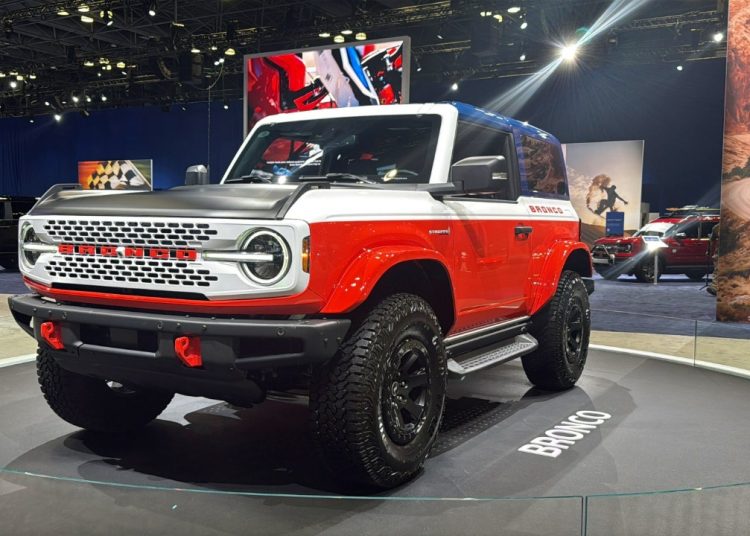 Puno automobila, kamiona i SUV-ova na sajmu automobila u New Yorku