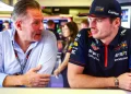 Rana pobjeda za obitelj Verstappen 2025. nakon okupljanja trijumfa. Rana pobjeda za obitelj Verstappen 2025. nakon okupljanja trijumfa.