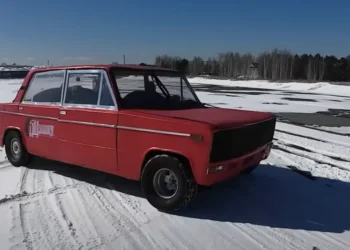 Rusi poznati po neobičnim eksperimentima razvijaju supersized Ladu s dva motora sposobnu za vožnju