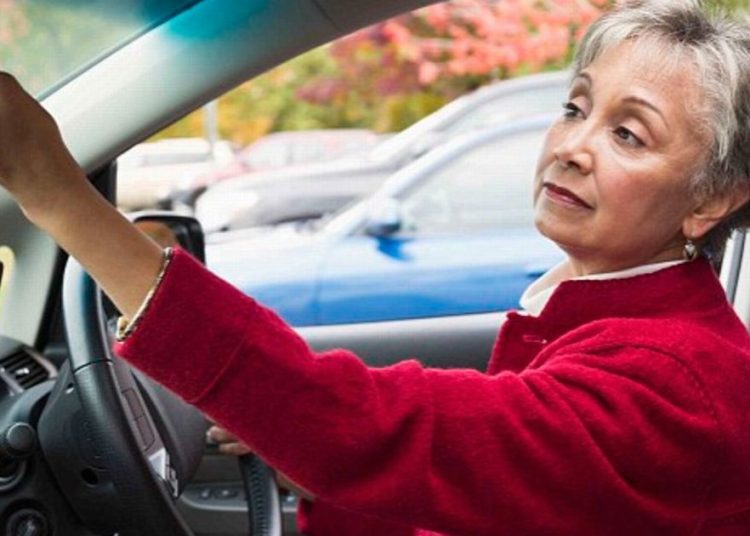 Stariji vozači traže da se predmet stavi u automobil ili da budu “prisiljeni s puta”