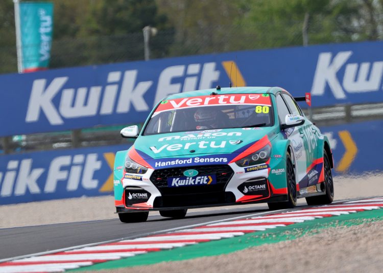 Tom Ingram vodi Ash Suttona u drugoj BTCC praksi Tom Ingram vodi Ash Suttona u drugoj BTCC praksi