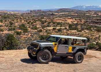 
Uskrsni džip Safari: Jeep Concepts vozi izvan ceste uz epske dronove
