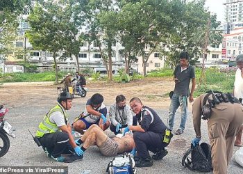 Britanski turist, 36, bori se za život nakon što je “izboden i bačen iz automobila” u horor napadu na popularnoj turističkoj destinaciji – policija pokreće istragu