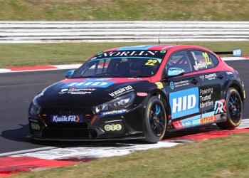 Chris Smiley pojačava igru u drugoj praksi BTCC-a.