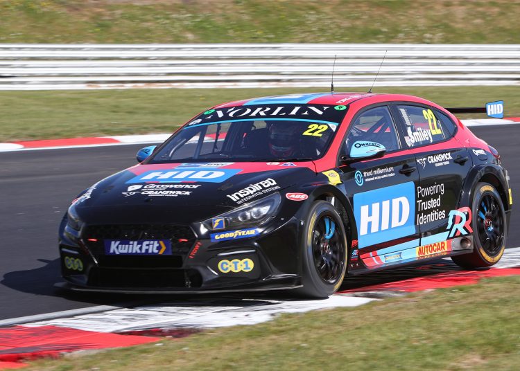 Chris Smiley pojačava igru u drugoj praksi BTCC-a. Chris Smiley pojačava igru u drugoj praksi BTCC-a.