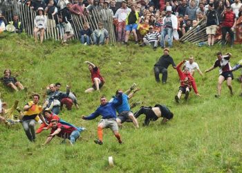 Cooper’s Hill prvenstvo u kotrljanju sira: kotač sira, strmo brdo i slomljene kosti – upoznajte najopasniju utrku na svijetu