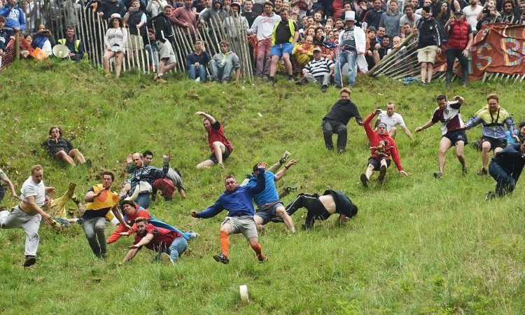 Cooper’s Hill prvenstvo u kotrljanju sira: kotač sira, strmo brdo i slomljene kosti – upoznajte najopasniju utrku na svijetu Cooper’s Hill prvenstvo u kotrljanju sira: kotač sira, strmo brdo i slomljene kosti – upoznajte najopasniju utrku na svijetu